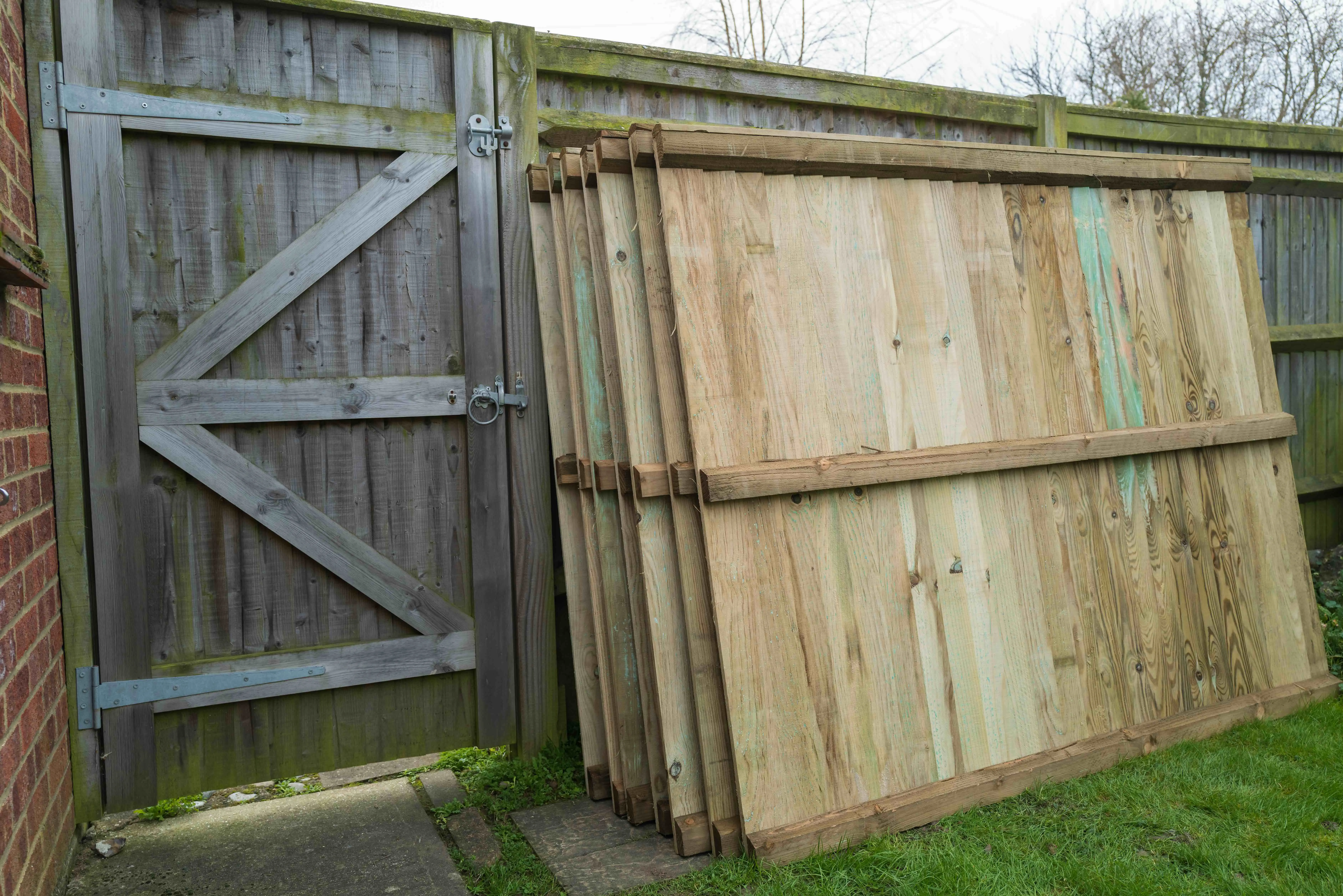 3 Signs That It's Time to Replace Your Fence