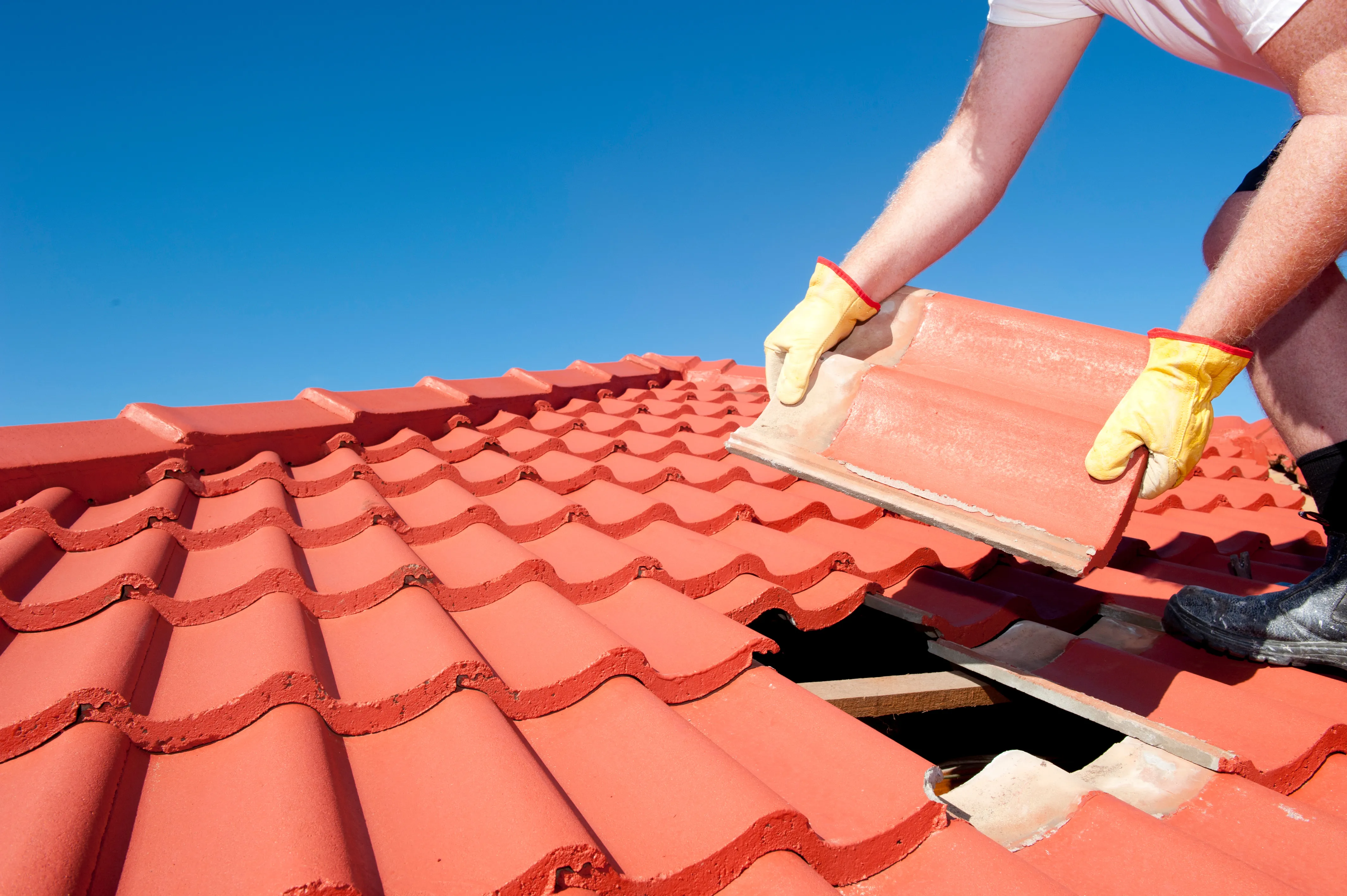 Pros and Cons of Installing a Tile Roof